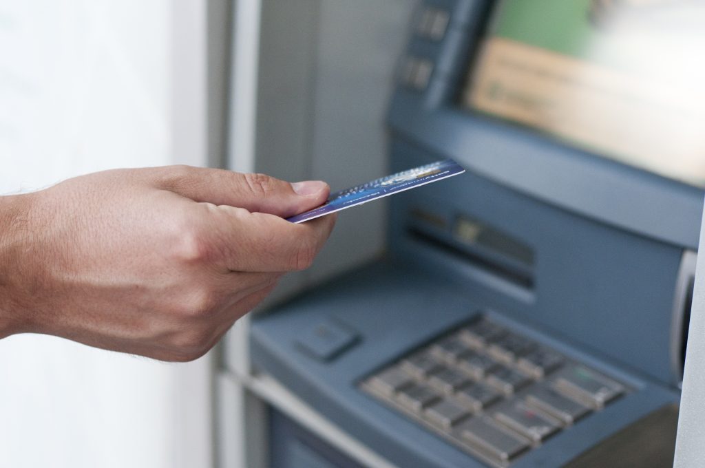 mano que inserta tarjeta cajero automatico maquina banco retirar dinero hombre negocios mano hombres pone tarjeta credito atm